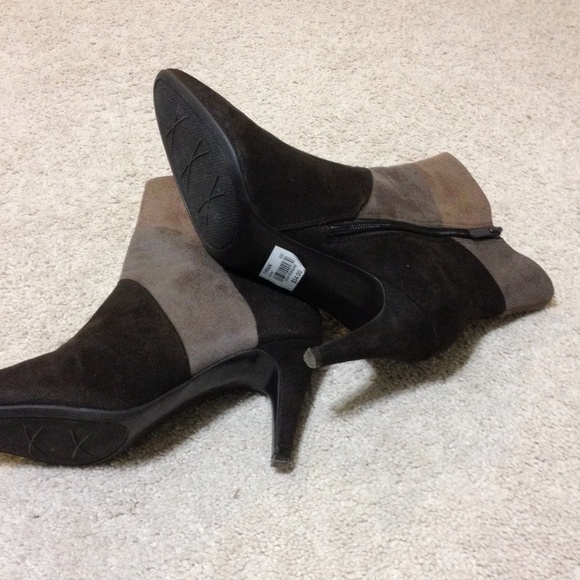 Short boots picture not true to color - Picture 4 of 4