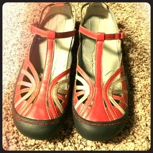 Super cute leather Jeep sandal shoes.