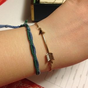 Gold tone arrows bracelet