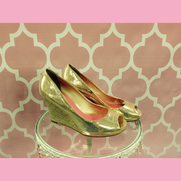 Beautiful pair of gold Lilly Pulitzers