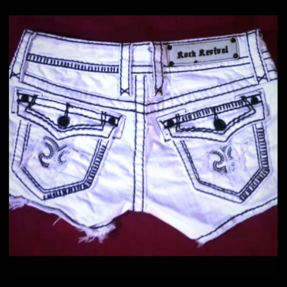 Rock revival white with black stitch shorts 25