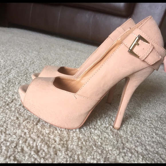 Nude pumps