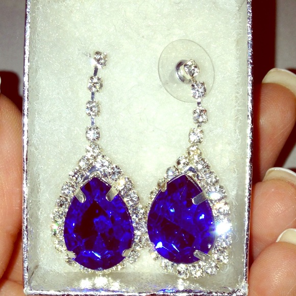 Beautiful royal blue dangling rhinestone earrings!