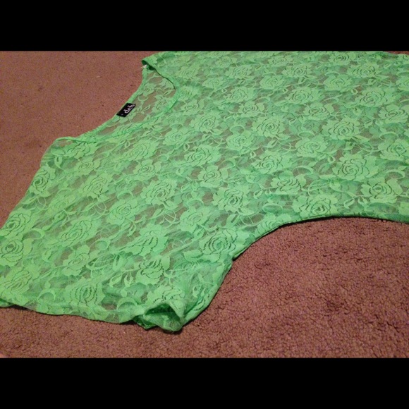✨😍GORGEOUS LACE TOP😍✨ - Picture 3 of 3