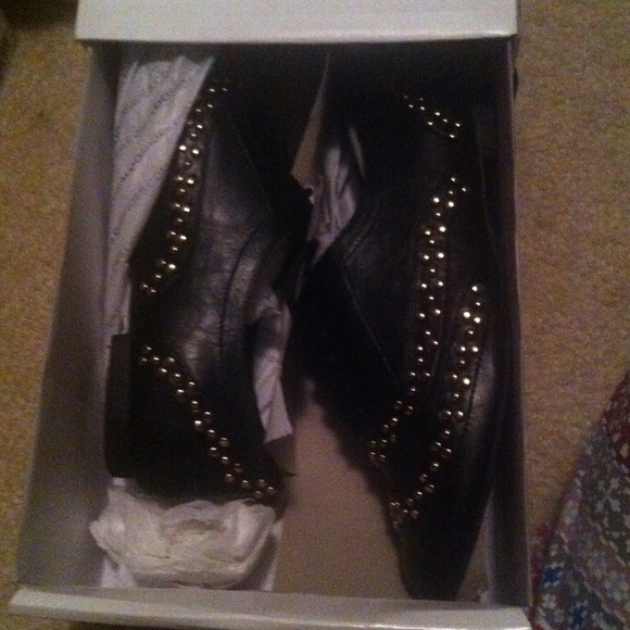 Shoes - Picture 4 of 4