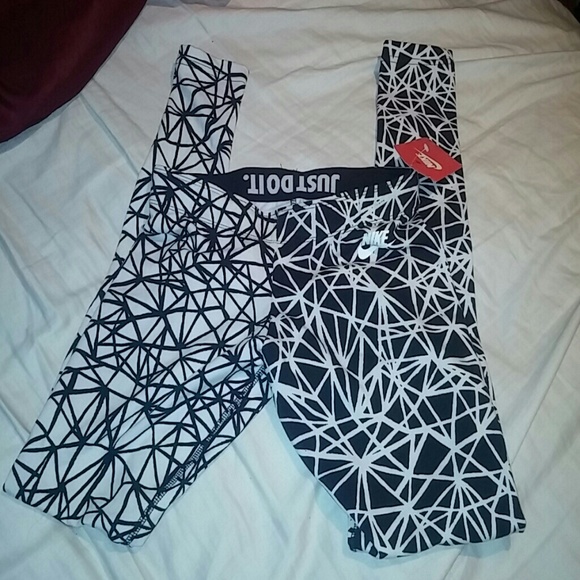 🚫SOLD ON Ⓜ🚫 NIKE TIGHTS BLACK/WHITE sz SMALL