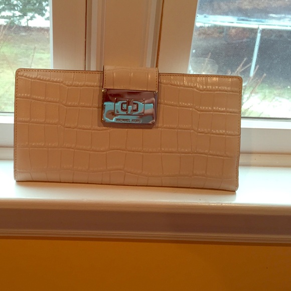 Michael kors clutch
