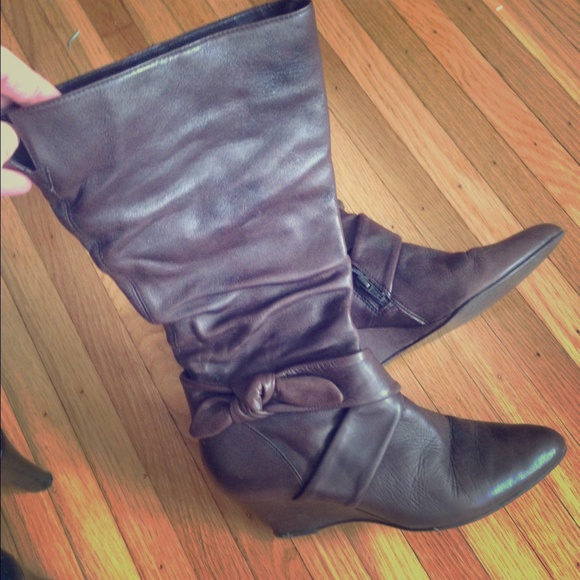 Bakers size 8 dark brown boot.