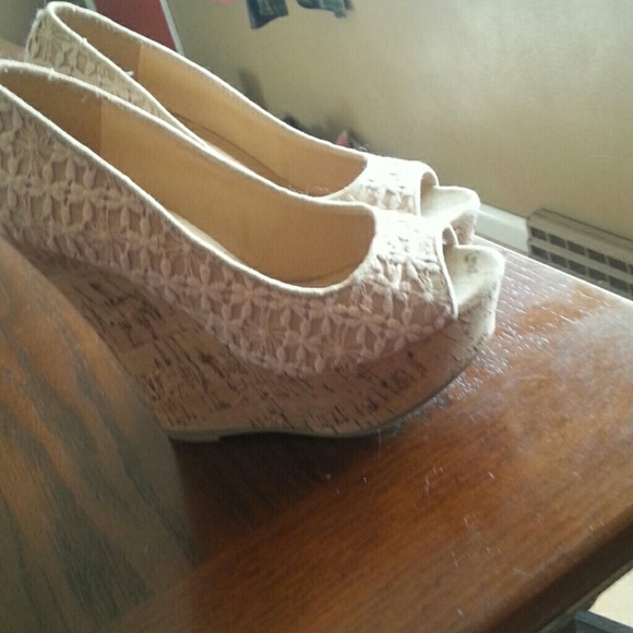*RESERVED*      Tan lace wedge heels