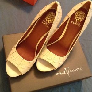 VINCE CAMUTO PEEPTOE PUMPS