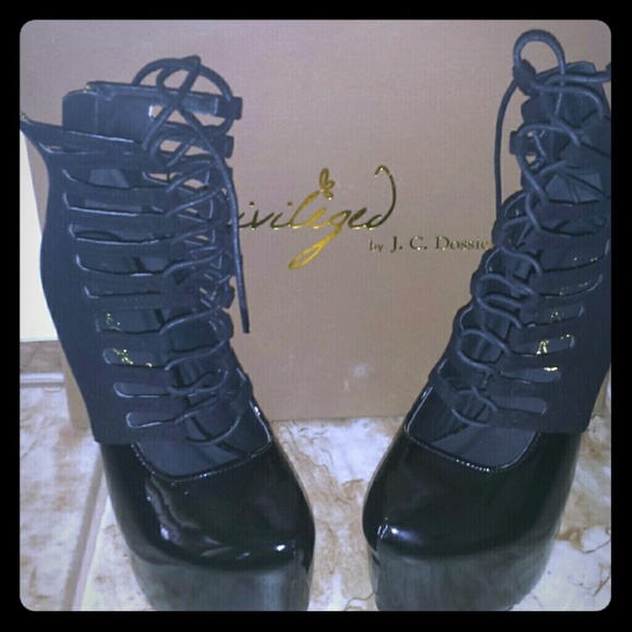 Priveleged Shoes - Denmark - Size 8 - Picture 1 of 2