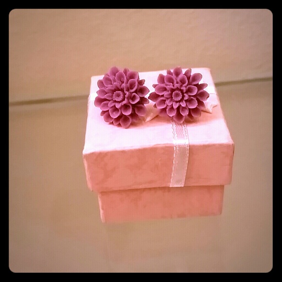 Hello spring!!! Gorgeous purple flower studs