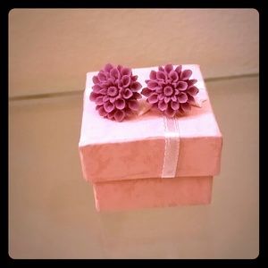 Hello spring!!! Gorgeous purple flower studs