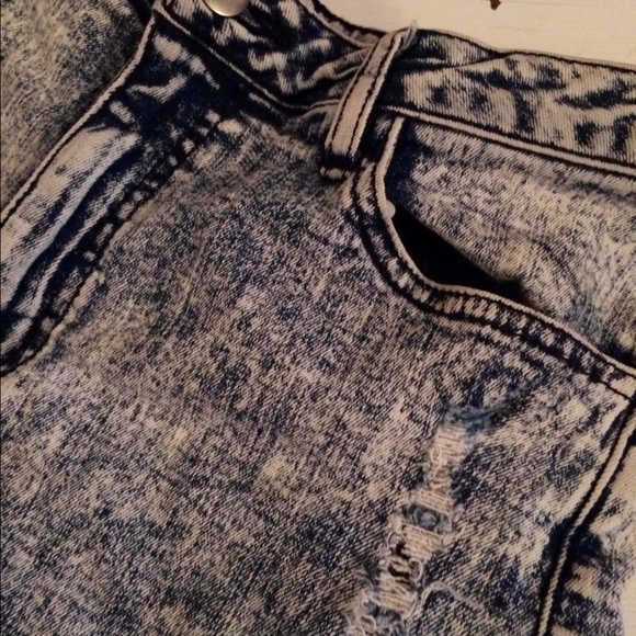 Acid Washed Mid Rise Shorts - Picture 3 of 3