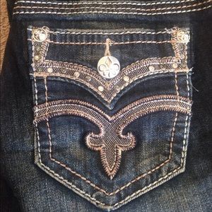 New dark wash Rock Revivals💙 boot cut💙Distressed