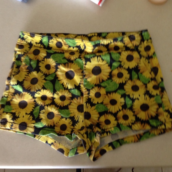 High wasted shorts with sunflower pattern