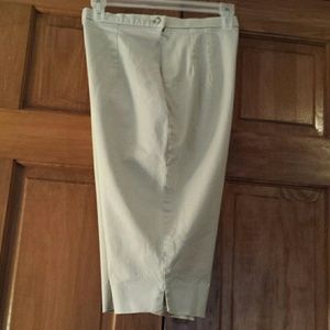 Off white Capri like new condition.