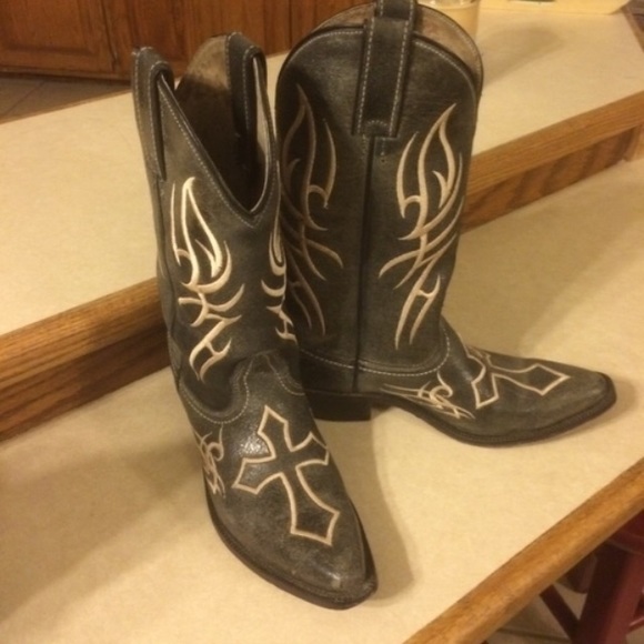 Very cute cowgirl boots !