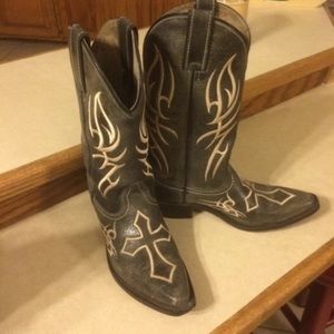 Very cute cowgirl boots !