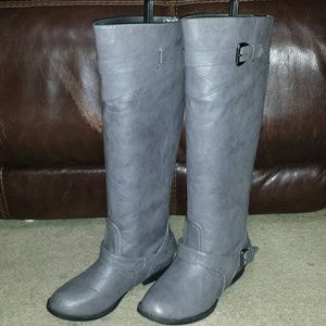 Grey boots by Soda
