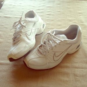 White Nike Tennishoes