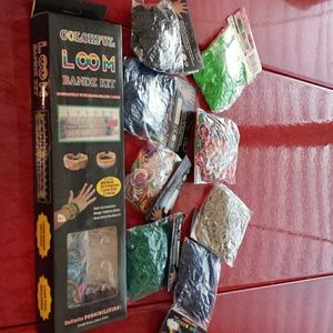 NWT loom and 8 bags of bands.