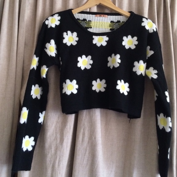 Cropped daisy sweater