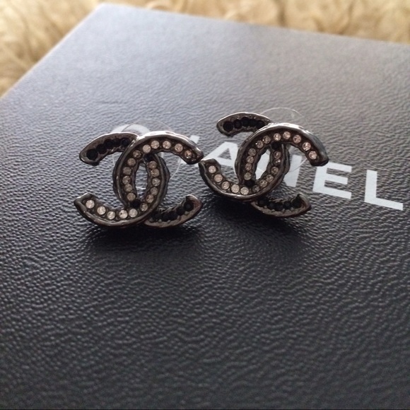 CHANEL Jewelry - ⚡️HOST PICK⚡️Chanel CC Logo Earrings B&W