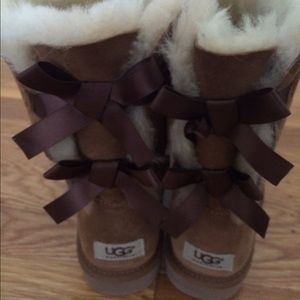 UGG short bailey bow boots - size 9
