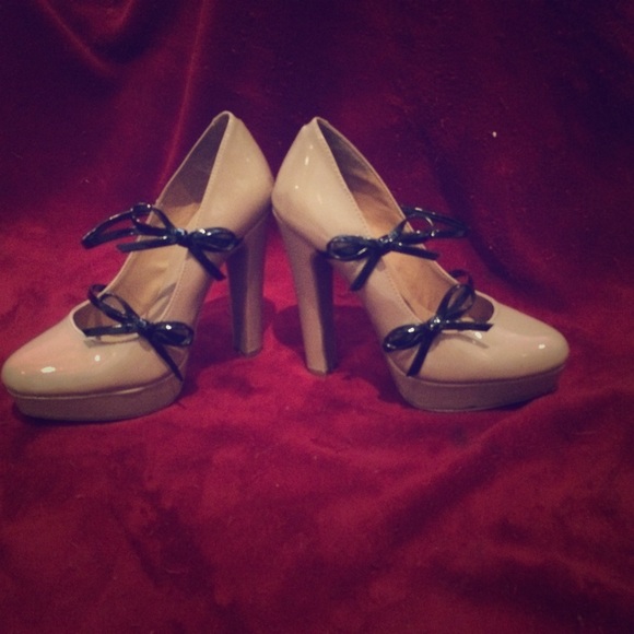 🎀nude patent heels with bows🎀