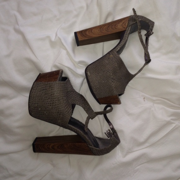 Jessica Simpson snakeskin pumps