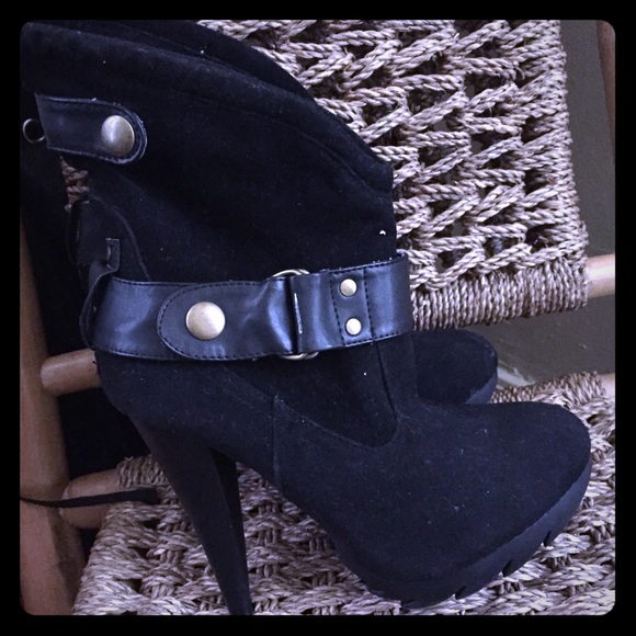 Nice black booties by Jacobie