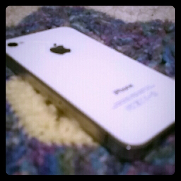 ??Traded??White iPhone 4s 8GB and silver case