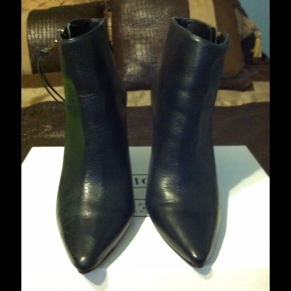 🚫SOLD🚫Black leather pointy toe ankle booties 6.5 - Picture 2 of 4