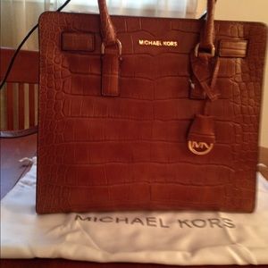 Michael Kors Dillon - walnut.