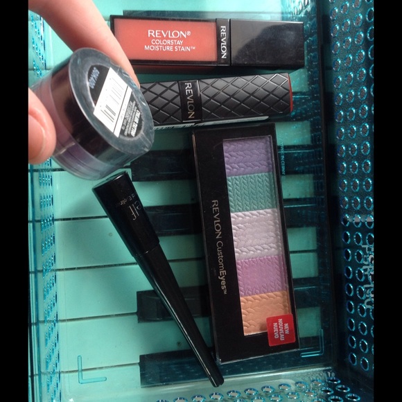 Makeup bundle :) - Picture 2 of 4