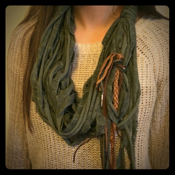 Green wrap-around vintage fashion scarf