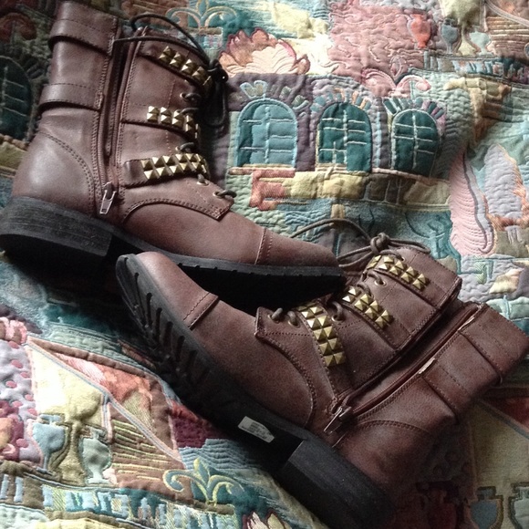 Studded boots - Picture 2 of 3