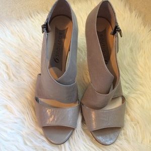 Grey leather Boutique 9 Open toe booties/heels.