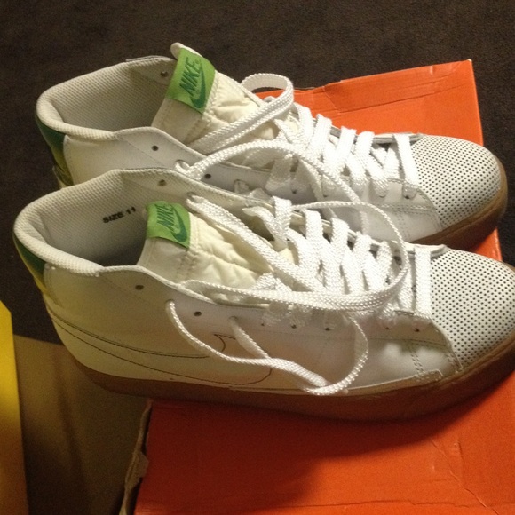 Nike - Picture 2 of 3