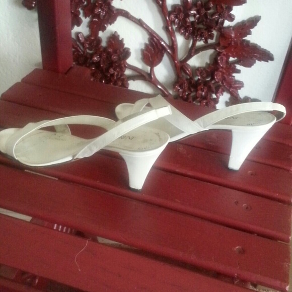 SHOES - Picture 3 of 4