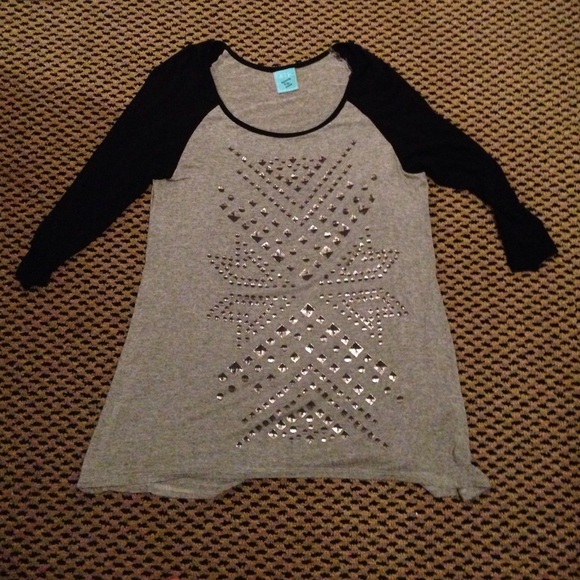 Black and grey baseball tee