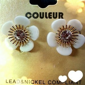 🚫 SOLD🚫  This is very pretty earrings.