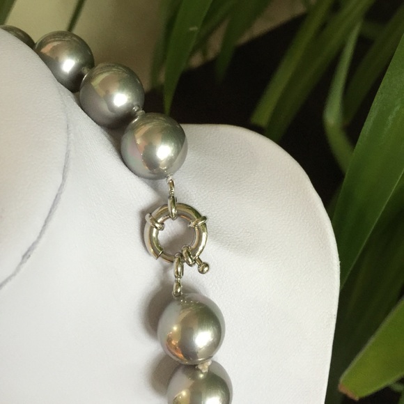 🎉HP🎉14mm Grey Shell Pearl Necklace 18K GP Clasp - Picture 2 of 3