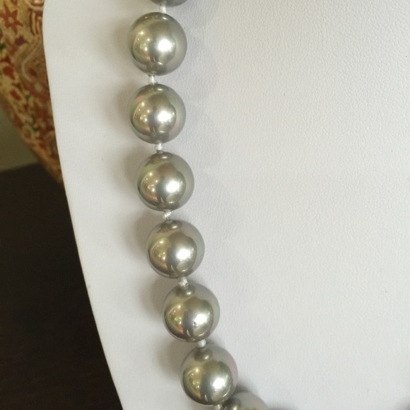 🎉HP🎉14mm Grey Shell Pearl Necklace 18K GP Clasp - Picture 3 of 3