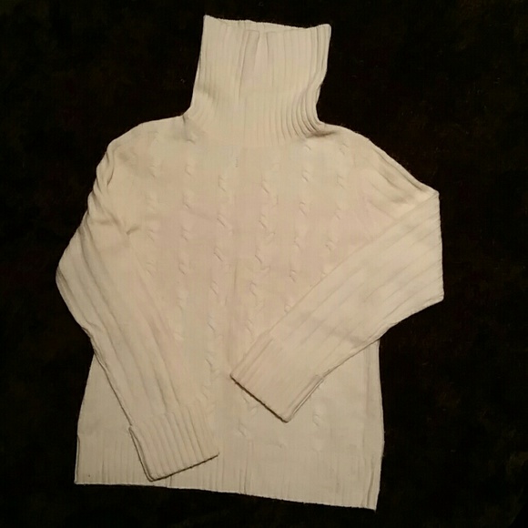 ⤵REDUCED⤵✳Off white cable knit turtle  neck✳