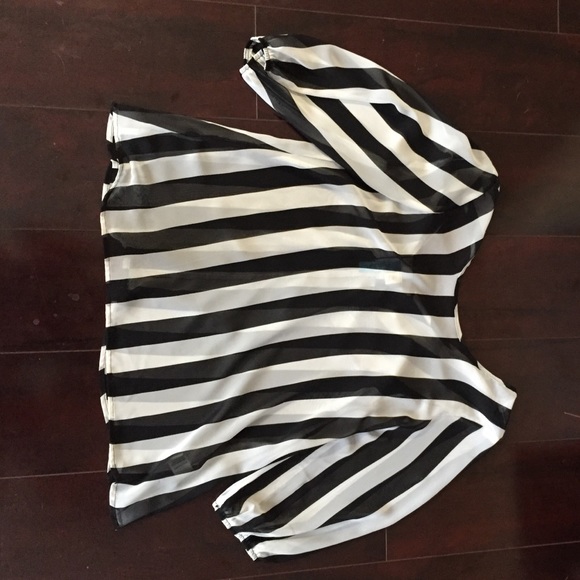 NWOT Adorable Bow Back Top - Picture 2 of 2