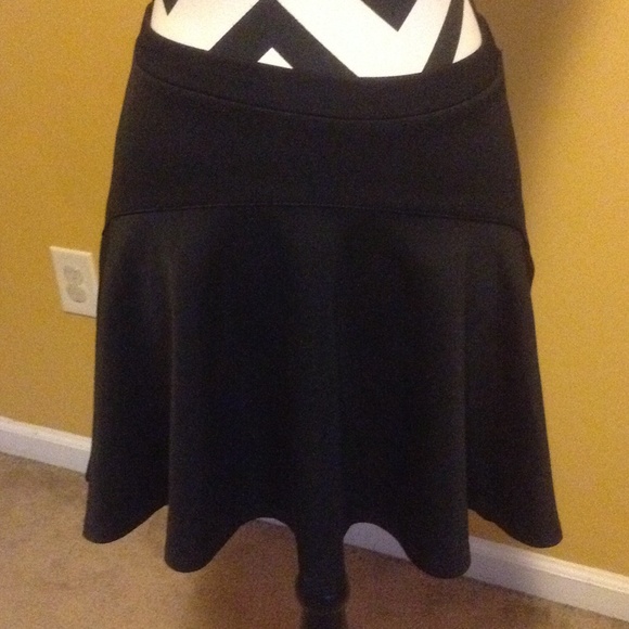 Nwot cute Mossimo skaters skirt black sz. XS