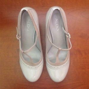 Mary-Jane styled pumps!