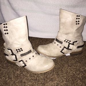 From BUCKLE 'Not Rated' stylish boot w/bling